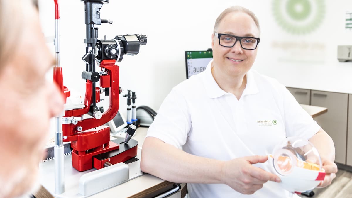 Beratungsgespräch vor einer grauer Star Operation